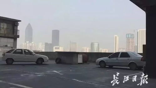 太嚇人了 駕校竟懸在20米高的樓頂,剎車沒踩好就 視頻